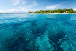 Mare tropicale in una giornata di sole al largo di Gili Trawangan, Indonesia.

