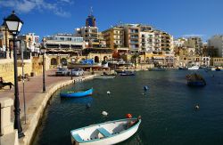 Marina e lungomare della città di St Julian's ...