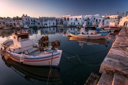 L'incantevole marina di Naousa sull'isola di Paros, Cicladi. Questo piccolo villaggio di 2 mila abitanti si presenta ai naviganti che vi approdano come una suggestiva cartolina con i ...