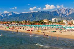 Marina di Pietrasanta offre alcune tra le spiagge più belle della Versilia in Toscana