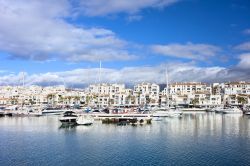 La marina di Puerto Banus nei pressi di Marbella, Spagna. Celebre enclave nautico e turistico dell'Europa meridionale, Puerto Banus ospita barche di lusso attraccate qui in Costa del Sol ...