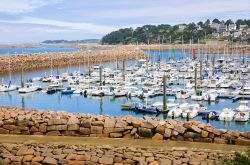 La marina di Trebeurden sulla Costa di Grantio Rosa, vicino Ploumanac'h (Francia)