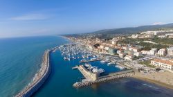 Marina e lungomare di San Vincenzo visti dall'alto, provincia di Livorno, Toscana.

