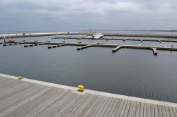 Marina, Sopot: all'estremità del molo che si protende sul Mar Baltico, è sorta da alcuni anni la "Marina", un piccolo porticciolo turistico da dove partono anche ...