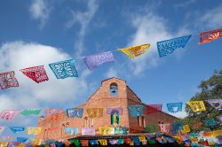 Market Square a San Antonio, Texas, addobbata a festa.
