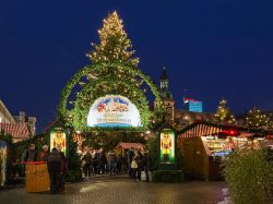 Market Square by night con il tradizionale mercatino natalizio di Lipsia, Germania. Questo evento trae le sue origini nel 1458 - © Mikhail Markovskiy / Shutterstock.com