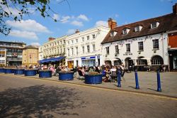 Market Square a Warwick, Inghilterra - Un tempo conosciuta come Mount Pleasant, questa bella piazza della città storica dello Warwickshire comprende l'area principale del mercato ...