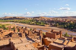 Marocco, Ait Benhaddou: fotografia panoramica della Kasbah UNESCO, del fiume Ouarzazate e dalla parte più moderna del villaggio, con sullo sfondo le montagne dell'Atlante - © ...