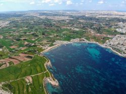 Marsascala e il porto sul Mediterraneo: la città si estende su entrambi i lati della baia.

