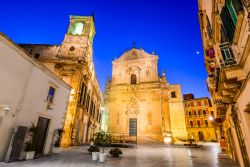 Martina Franca: Piazza del Plebiscito con la basilica di San Martino di notte, Puglia.
