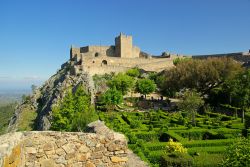 Marvao, Portogallo: castello e giardini. Edificato alla fine del Duecento, il maniero venne poi ricostruito nel corso del Seicento - © LianeM / Shutterstock.com