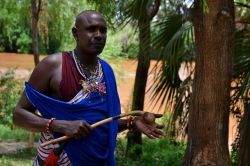 Un guardiano di etnia Masai presso il Doa Doa Camp, il lodge situato sulle rive del Galana River presso il Parco Nazionale dello Tsavo Est (Kenya).