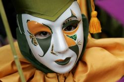 Una maschera al carnevale di Limoux- © david muscroft / Shutterstock.com