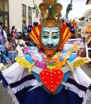 Maschera del Re di Cuori alla sfilta di carnevale a Cajamarca, Perù. Si tratta di una delle manifestazioni più importanti di tutto il paese: ogni anno, nel mese di febbraio, migliaia ...