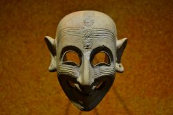 La maschera ghignante di San Sperate (VI-V secolo a.C.) esposta al Museo Archeologico di Cagliari.

