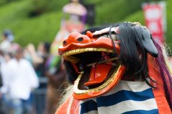 Danza del Leone al festival Gion Matsuri a Kyoto in Giappone