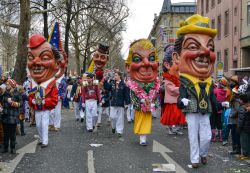 Un gruppo di maschere in parata al Carnevale di Magonza in Germania - © clearlens / Shutterstock.com 