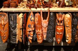 Maschere artigianali allo Straw Market della capitale Nassau, Bahamas. Chi è alla ricerca di prodotti in legno e pelle, e più in generale di souvenir unici, potrà recarsi ...