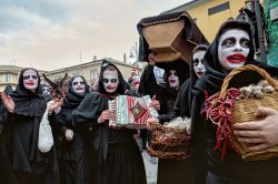 Maschere del tradizionale carnevale di Satriano di Lucania, Basilicata - © Francesca Sciarra / Shutterstock.com