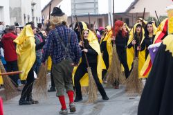 Maschere al carnevale di Cerknica, Slovenia - In Slovenia il carnevale, chiamato "pust", è una grande festa con radici antiche in cui rivivono le tradizioni del passato: con ...