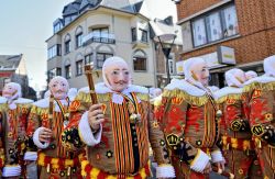 Maschere tradizionali al carnevale di Binche, Belgio. Durante i festeggiamenti, la popolazione indossa gli abiti tipici e i copricapi fatti con piume di struzzo - © skyfish / Shutterstock.com ...