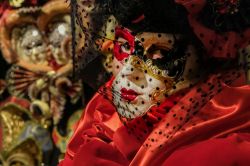 Maschere veneziane esposte in un negozio di Venezia, Veneto. Il carnevale è uno degli eventi simbolo della città e di tutta Europa - © Stefano Mazzola / Shutterstock.com