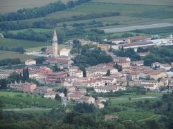 Maser fotografata dal colle di San Giorgio in Veneto - © Frassionsistematiche - CC BY-SA 4.0, Wikipedia