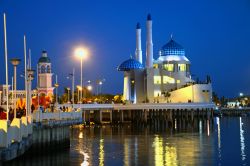 Masjid Amirul Mukminin, la cosiddetta "moschea galleggiante" a Losari Beach, nella città di Makassar, capitale dell'isola di Sulawesi, in Indonesia - foto © suronin ...