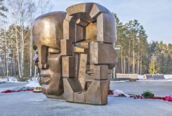 "Masks of Grief", il monumento di Ernst Neizvestny a Ekaterinburg, Russia - © Sergei Afanasev / Shutterstock.com