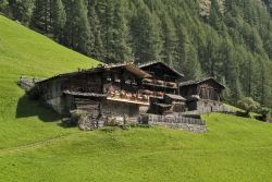 Un tipico maso trentino in Val Venosta. Questa abitazione rurale, chiamata anche "bauernhof"  in tedesco, è costituita da un fienile, una stalla e una stanza adibita alla ...