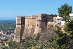Massafra e il Castello che domina la Gravina di San Marco, Puglia - Ricca di cultura e di spunti d'interesse storico e artistico, Massafra è dominata dall'imponente mole del castello ...
