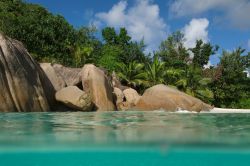 Massi di granito sull'isola di Anse Lazioa a Praslin, isole Seychelles