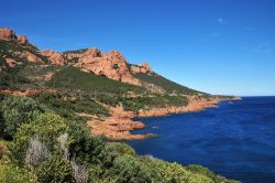 Massiccio dell'Esterel a Saint Raphael, Francia. Con le sue scogliere di roccia rossastra, gli altopiani stile canyon americano, insenature e golfi nascosti e spiagge sabbiose, l'Esterel ...