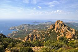 Massiccio dell'Esterel nei pressi di Agay, Francia - Fotografia aerea dell'Esterel, massiccio di origine vulcanica situato nelle vicinanze della costa del mar Mediterraneo fra le città ...