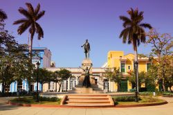 Matanzas, Cuba: Parque Libertad con la statua di José Martí, il Padre della Patria cubana, che risale al 1909.