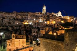 Fotografia notturna di Matera: in primo piano il Sasso Barisano ed in alto svetta il Duomo - © Michela Garosi / TheTraveLover.com