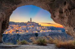 Matera fotografata la sera di Pasqua: il panorama fotografato dal parco della Murgia Materana in Basilicata