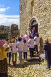 Matrimonio locale nel villaggio medievale di Perouges, Francia, con famigliari e invitati - © RnDmS / Shutterstock.com