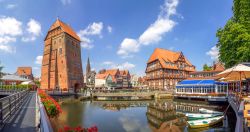 Edifici storici in mattoni rossi e guglie spioventi nel centro di Luneburg