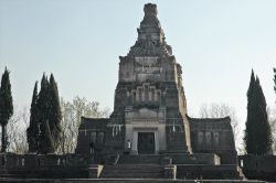 Il mausoleo Crespi: la piramide di Crespi d'Adda - la struttura principale del cimitero di Crespi d'Adda è senza dubbio il mausoleo Crespi, monumentale piramide a gradoni costruita ...