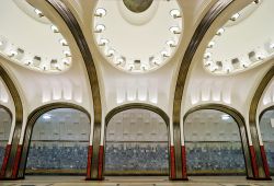 Interno della metropolitana Mayakovskaya a Mosca, Russia - Archi e soffitti decorati impreziosiscono questa stazione moscovita © Viacheslav Lopatin / Shutterstock.com 