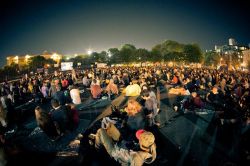 Festival al McCarren Park di New York, Stati Uniti. Questo bel parco pubblico di New York ospita ogni anno il festival del cinema all'aperto con proiezioni di film


