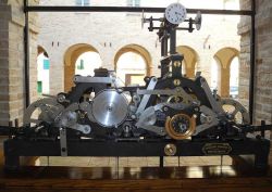Il meccanismo dell' Orologio di Marconi Edoardo a Serra de' Conti nelle Marche - © FAM1885, CC BY-SA 3.0, Wikipedia