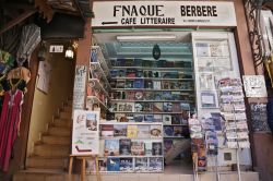 Libreria nella medina di Marrakech, Marocco - Passeggiando nella medina della città si possono incontrare anche alcune graziose librerie con scaffali colmi di libri vecchi e nuovi fra ...