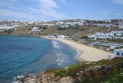 Megali Ammos, la spiaggia Chora a Mykonos, Grecia. Sorge ad appena 2 chilometri dall città di Mykonos e Little Venice. Il nome Megali Ammos significa "grande sabbia" perchè ...