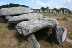 Megaliti nella cittadina bretone di Carnac, Francia. Siamo nel dipartimento di Morbihan in Bretagna dove sorge Carnac il cui  nome deriva dal termine cairn, il rivestimento in pietrisco ...