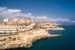 Melilla, Spagna: la costa rocciosa lambita dalle acque del Mediterraneo.
