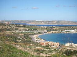 Scorcio panoramico su Mellieha Bay, Malta. Qui si trova la più grande spiaggia sabbiosa delle isole maltesi, nota anche come Ghadira - © norbertv / Shutterstock.com