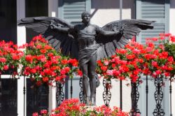 Memorial a Jorge Chavez nella piazza del mercato di Briga, Svizzera. Aviatore peruviano, è stato il primo a trasvolare le Alpi - © Carl DeAbreu Photography / Shutterstock.com