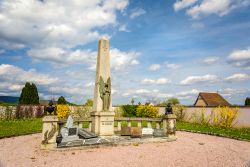 Memoriale alle vittime di guerra a Bergheim in Alsazia, teatro di più guerre tra francesi e tedeschi nel cosrso della storia - © Leonid Andronov / Shutterstock.com